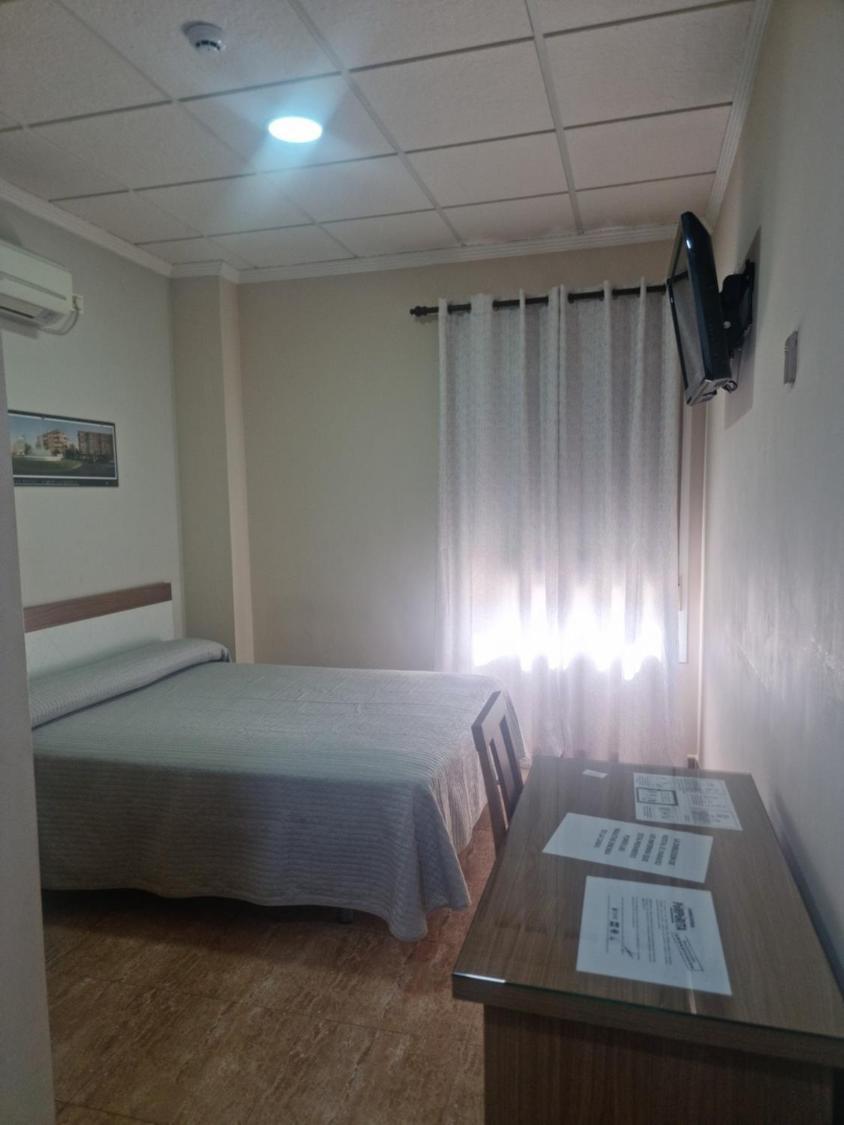 Hostal Restaurante El Paraiso Дон-Бенито Экстерьер фото