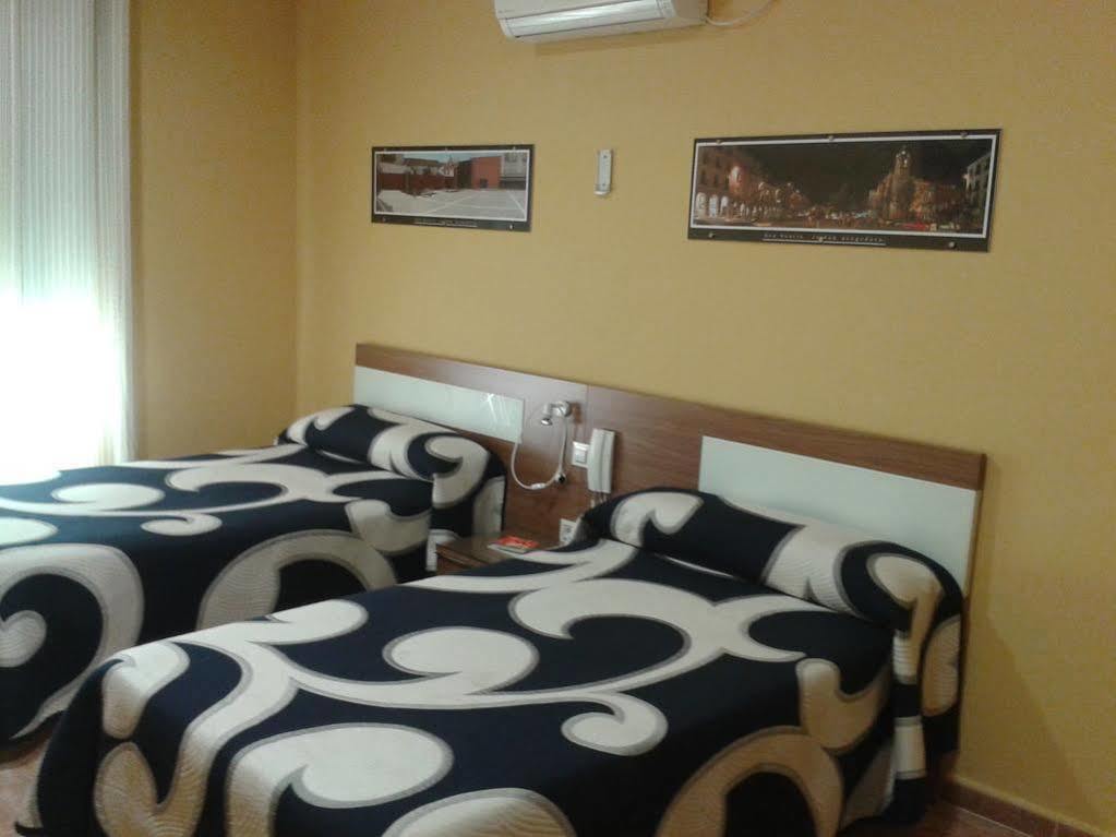 Hostal Restaurante El Paraiso Дон-Бенито Экстерьер фото